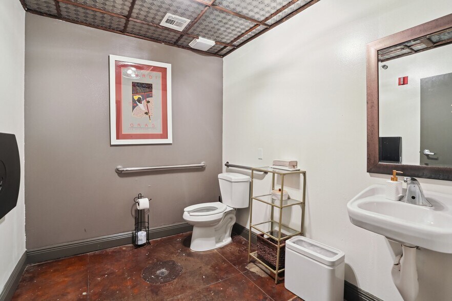 More Photos Of 1051 Annunciation St, New Orleans Restaurant For Sale