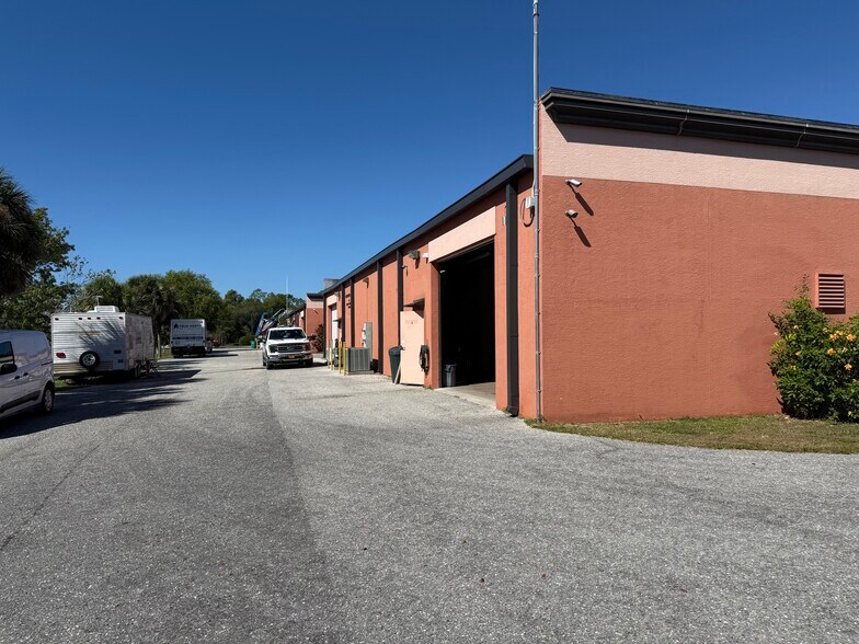 More Photos Of 6381 Corporate Park Cir, Fort Myers Research And Development For Lease