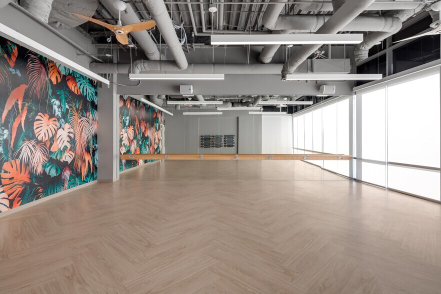 More Photos Of 9276 Scranton Rd, San Diego Unknown For Lease