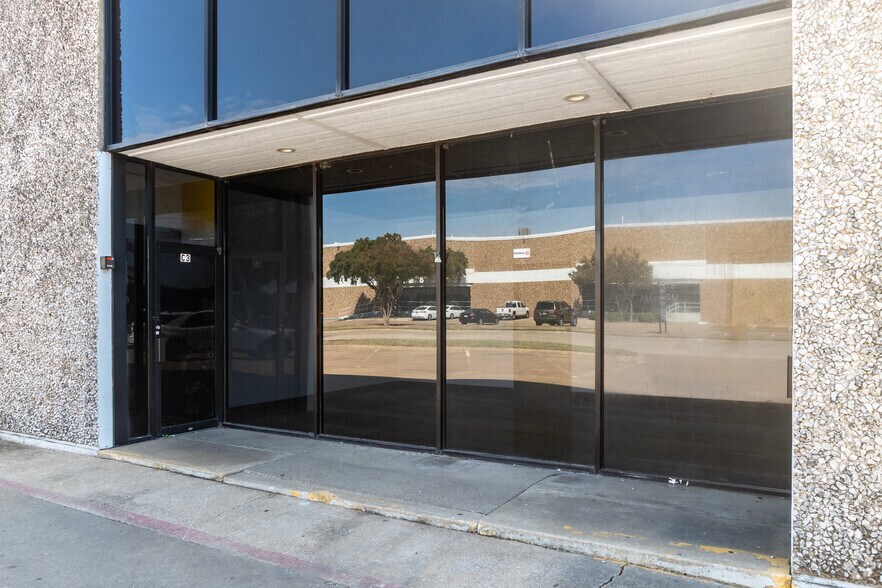 More Photos Of 1400 Summit Ave, Plano Showroom For Lease