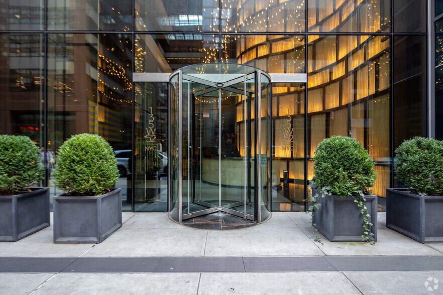 More Photos Of 133 W 52nd St, New York Apartments For Lease