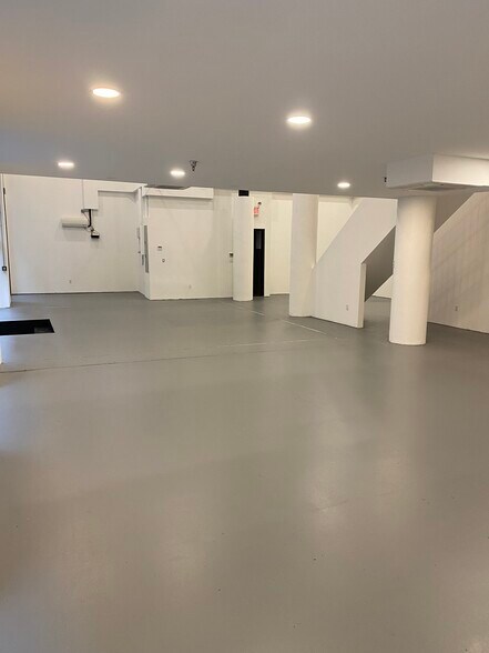 More Photos Of 68 Franklin St, New York General Retail For Lease