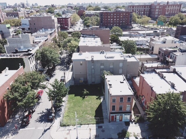 More Photos Of 22 Woodhull St, Brooklyn Showroom For Lease