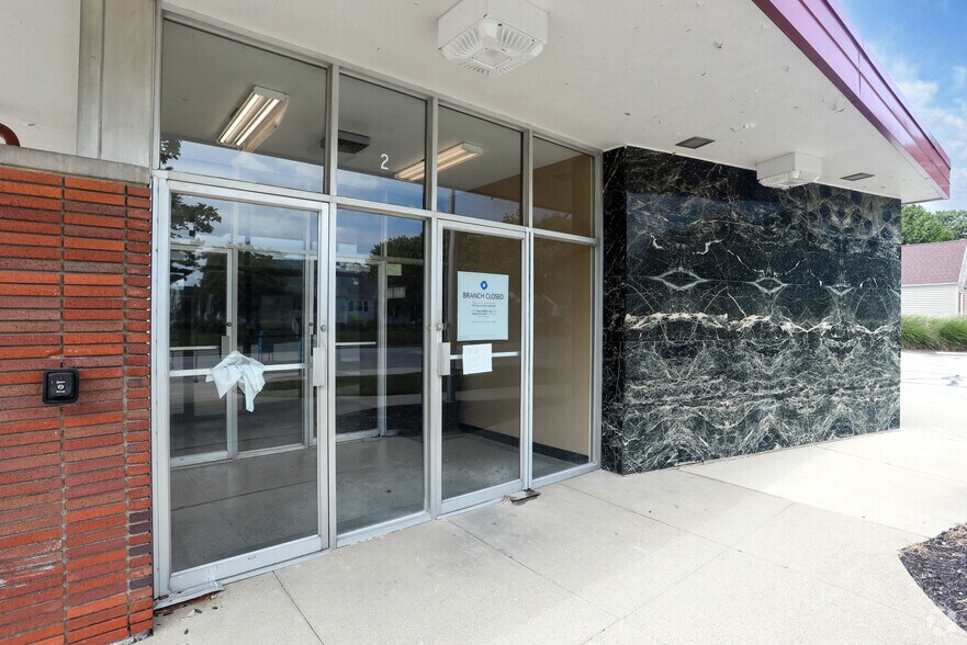 More Photos Of 2 NW 18th St, Richmond Bank For Lease