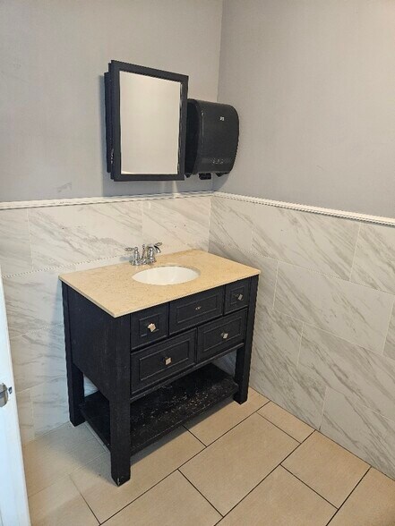 More Photos Of 158 Jericho Tpke, Mineola Storefront Retail Residential For Lease