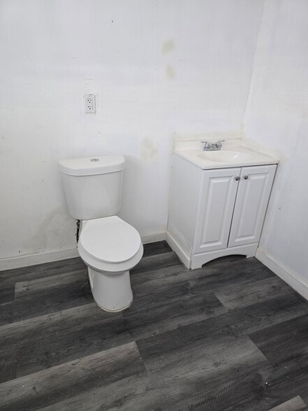 More Photos Of 11118 S Cleveland Ave, Fort Myers Warehouse For Sale
