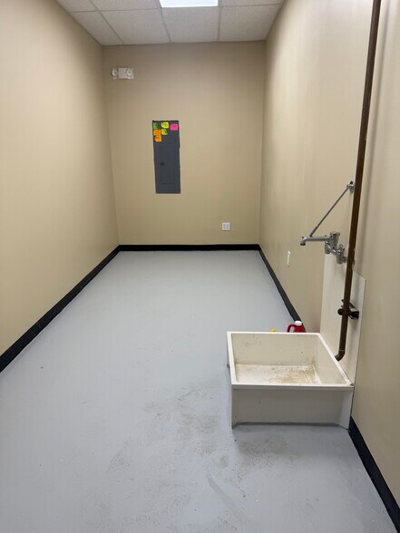 More Photos Of 49550-49560 Van Dyke Rd, Shelby Township Freestanding For Lease