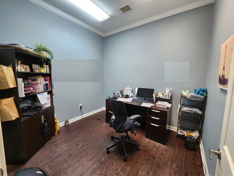 More Photos Of 225 E Edgewood Dr, Friendswood Hospital For Lease