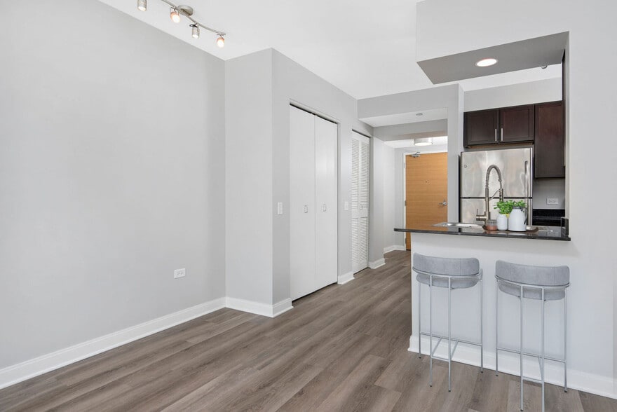 More Photos Of 210 N Wells St, Chicago Apartments For Lease