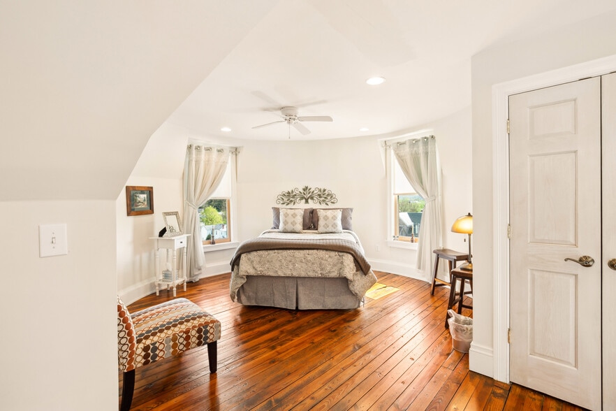 More Photos Of 301 Meyers Ave, Meyersdale Hotel For Sale