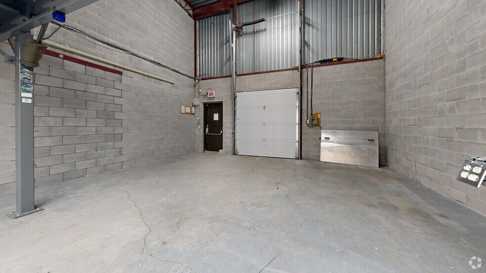 More Photos Of 500-548 Av Meloche, Dorval Warehouse For Lease