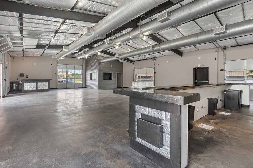 More Photos Of 2795 SW Wilshire Blvd, Burleson Flex For Lease