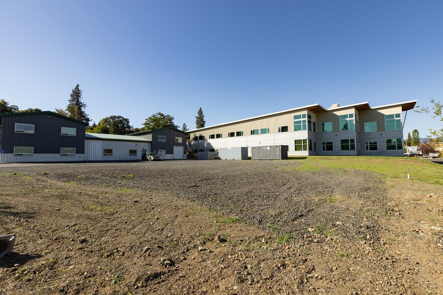More Photos Of 200 N Wasco Ct, Hood River Warehouse For Lease