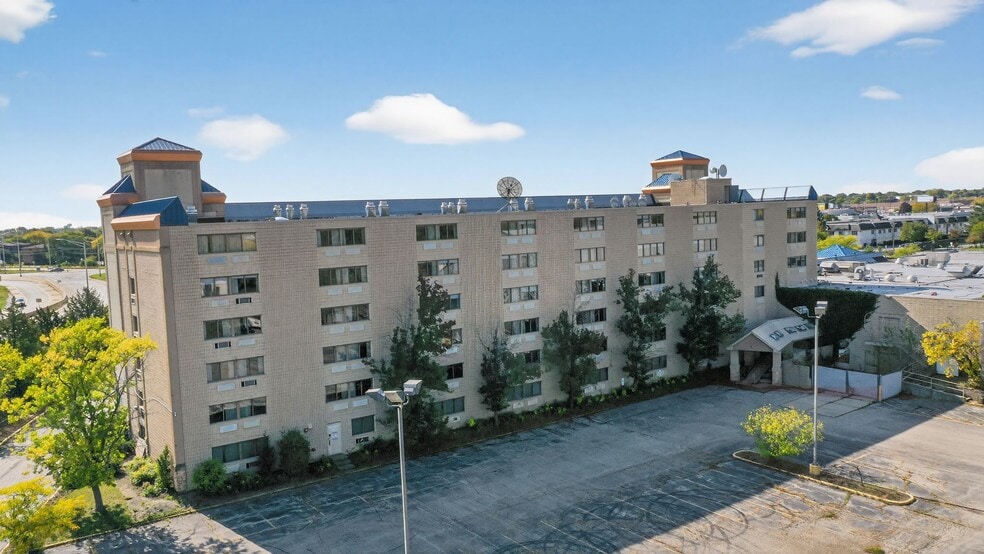 More Photos Of 1550 E Dundee Rd, Palatine Hotel For Sale