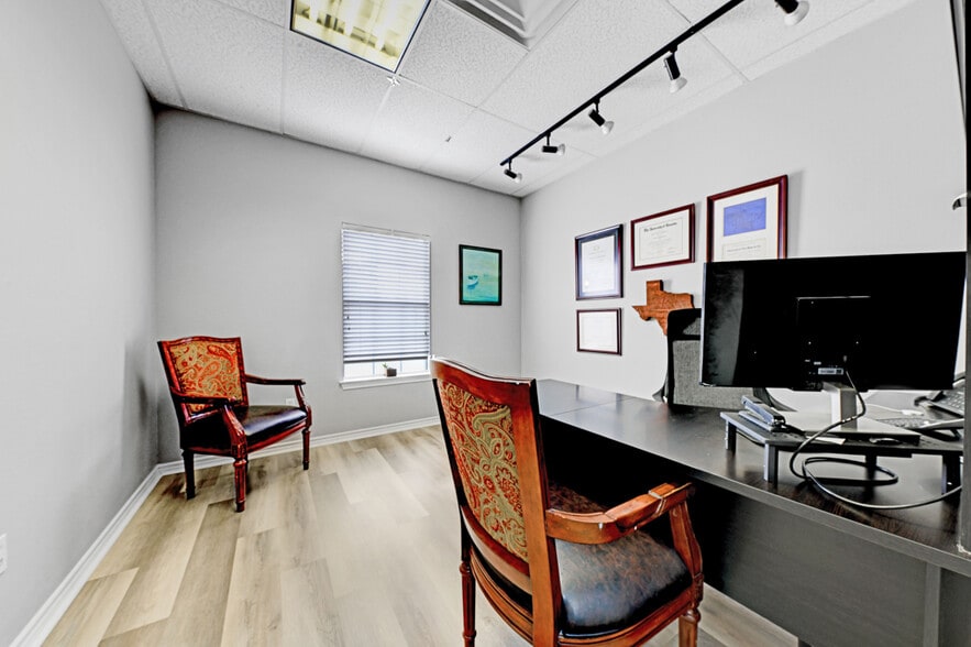 More Photos Of 1492 S Seguin Ave, New Braunfels Medical For Lease