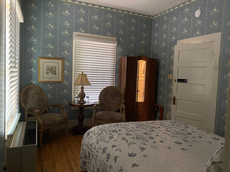 More Photos Of 205 SW Barnard St, Glen Rose Hotel For Sale