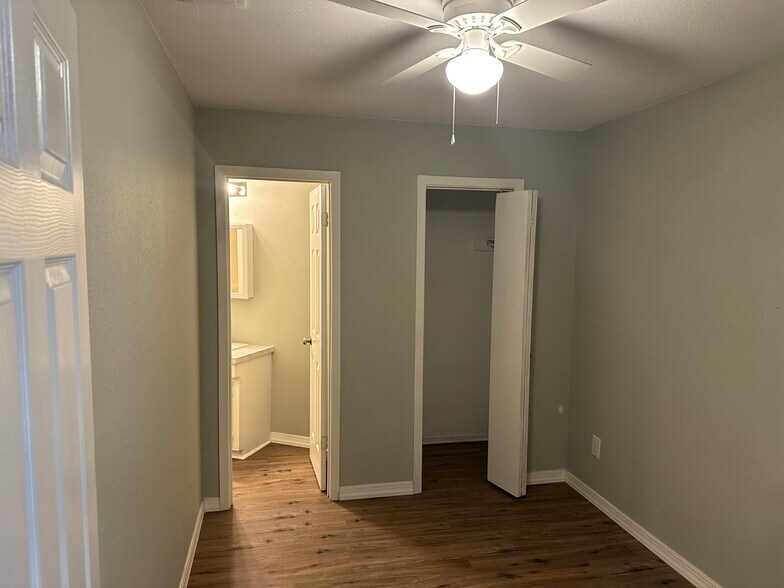 More Photos Of 2001 E 20th St, Hooks Apartments For Sale