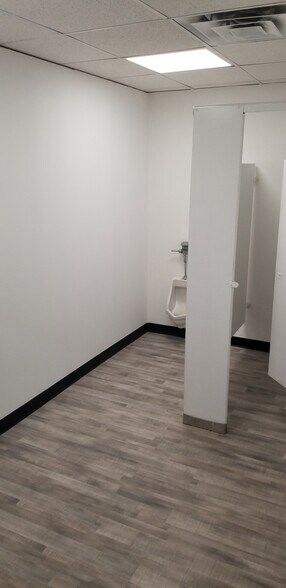 More Photos Of 10551 Goodnight Ln, Dallas Manufacturing For Lease