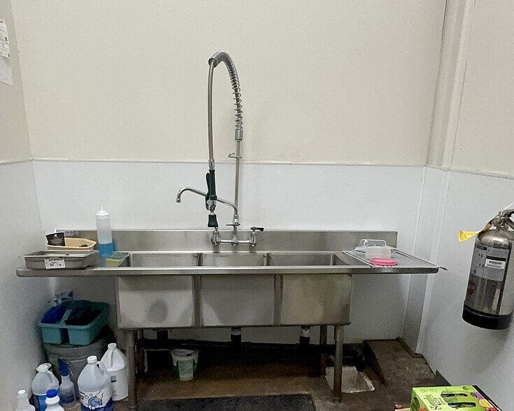 More Photos Of 857 S 2nd Ave, Walla Walla Service Station For Sale