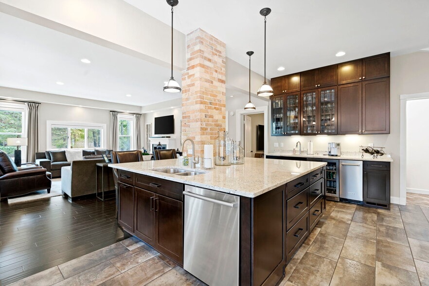 More Photos Of 612 N Lakeshore Dr, Ludington Hotel For Sale