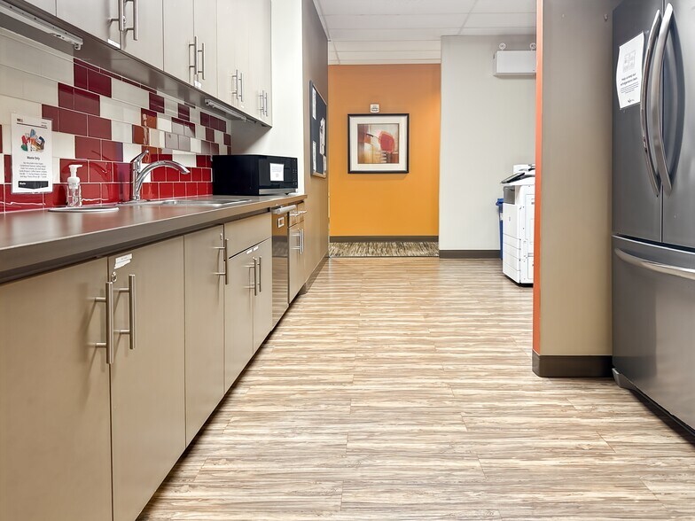 More Photos Of 600 Crowfoot Cres NW, Calgary Coworking Space