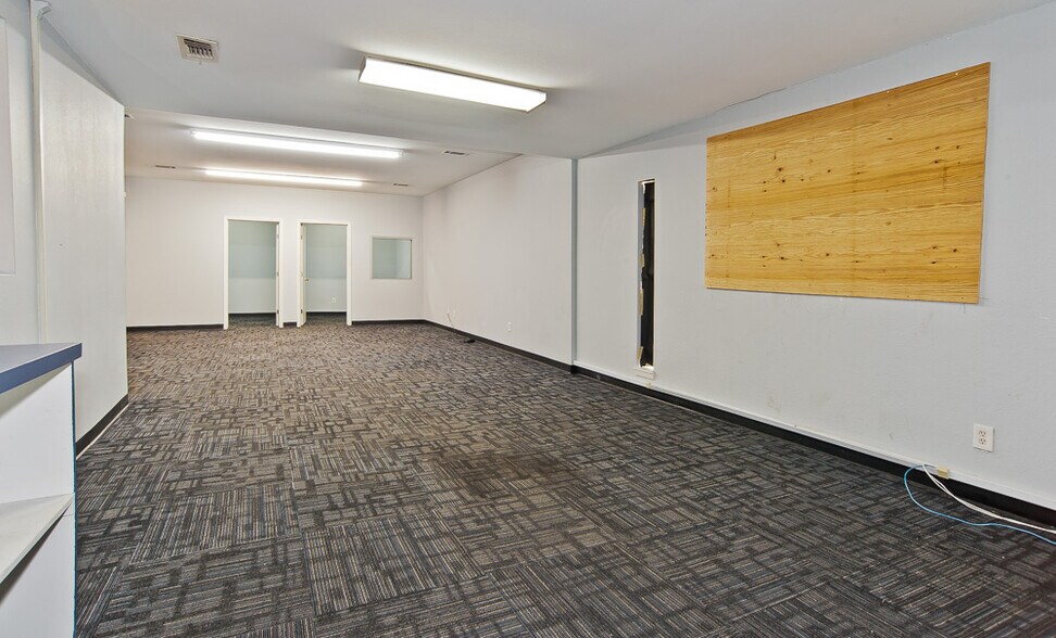 More Photos Of 711 Sunset Ave, Dallas Storefront For Sale