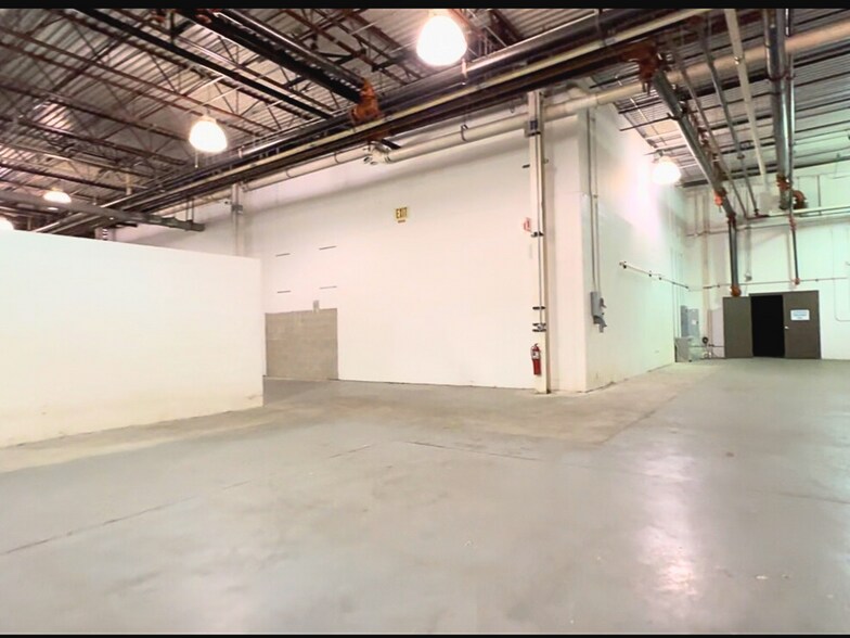 More Photos Of 15203 S Commerce Dr, Dearborn Manufacturing For Lease