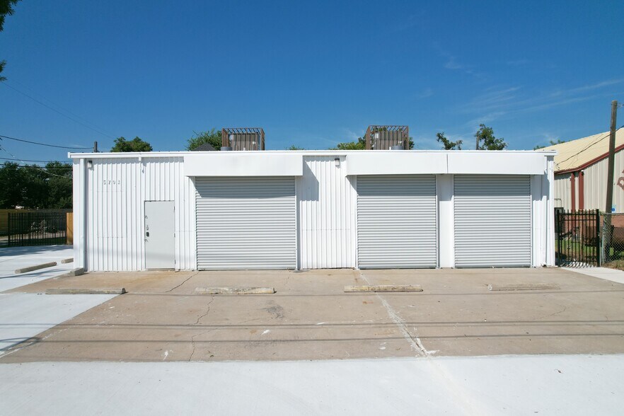 Primary Photo Of 5701 Fulton St, Houston General Retail For Lease