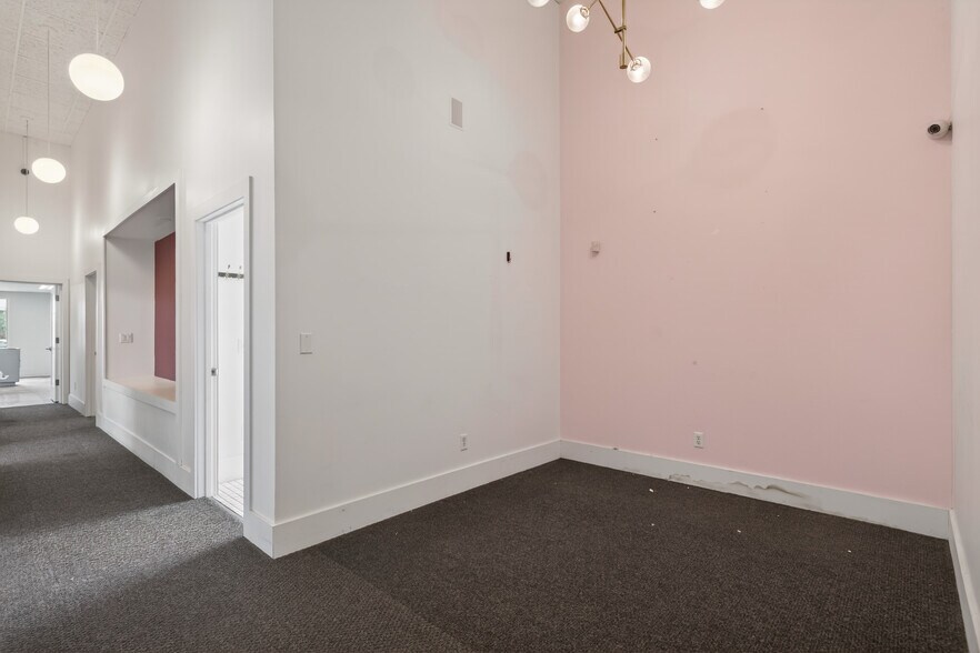 More Photos Of 1895 E Main St, Ventura General Retail For Sale