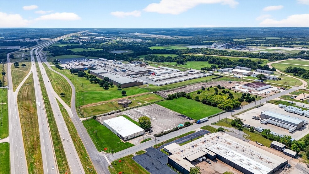 More Photos Of 304 W Progress Dr, Sherman Unknown For Lease