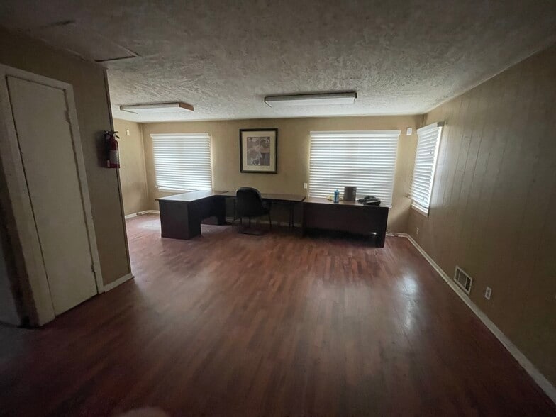 More Photos Of 6500 E 35th Ter, Kansas City Unknown For Lease