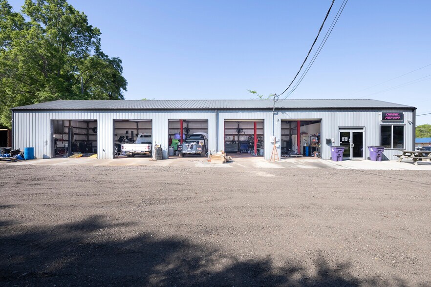Primary Photo Of 508 Travis Ave, Saluda Auto Repair For Sale