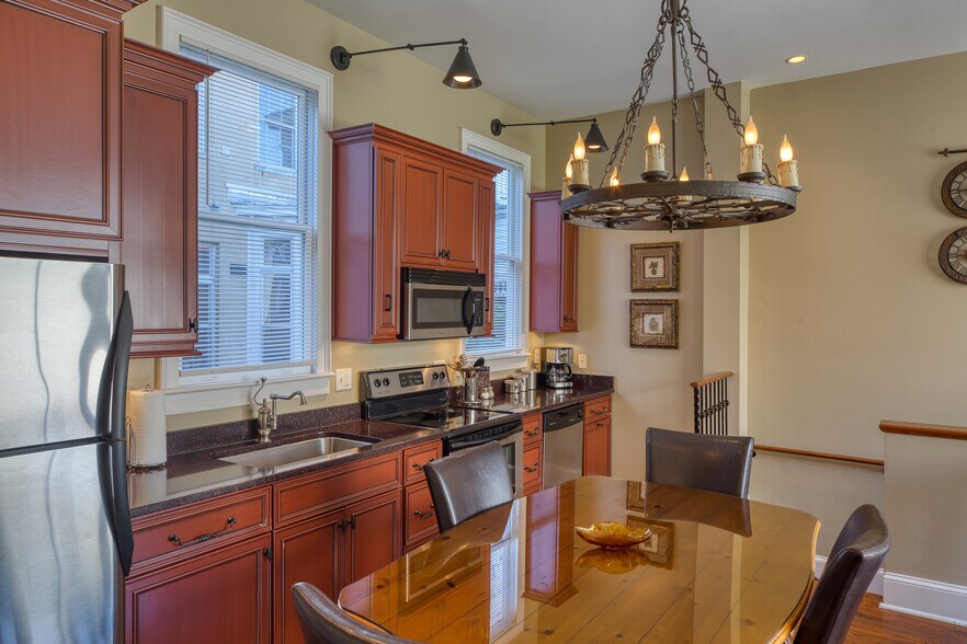 More Photos Of 14 E Taylor St, Savannah Specialty For Sale