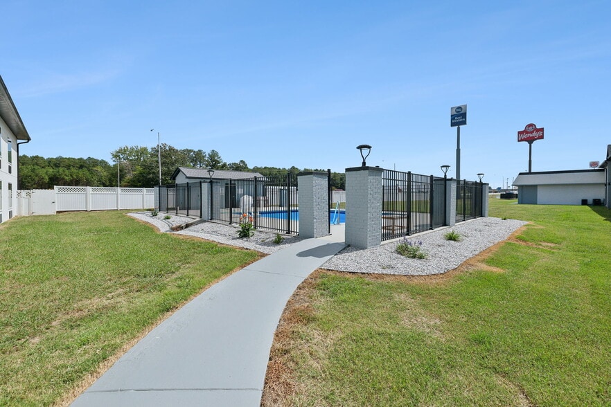 More Photos Of 126 Expressway Dr, Manchester Hotel For Sale