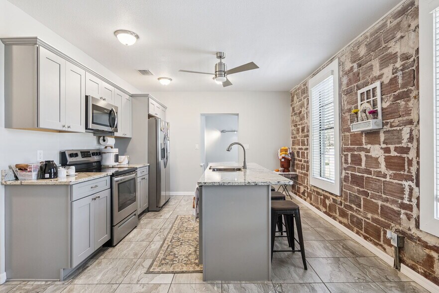 More Photos Of 17425 7th St, Montverde Office For Sale