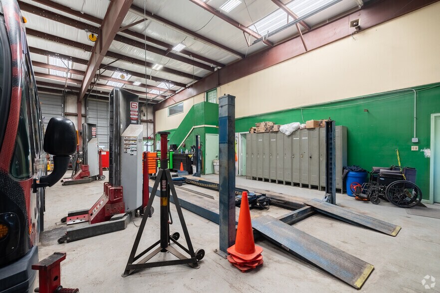 More Photos Of 3920 Ogeechee Rd, Savannah Service For Sale