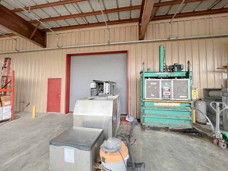 More Photos Of 17420 Highway 190 E, Hammond Showroom For Sale