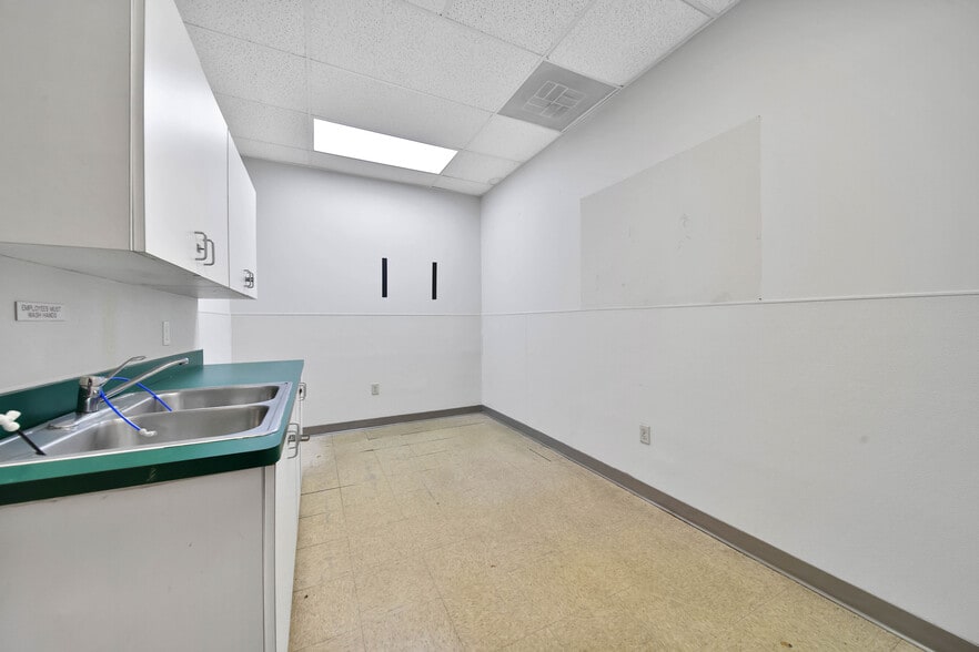 More Photos Of 12036 Airline Dr, Houston Medical For Sale