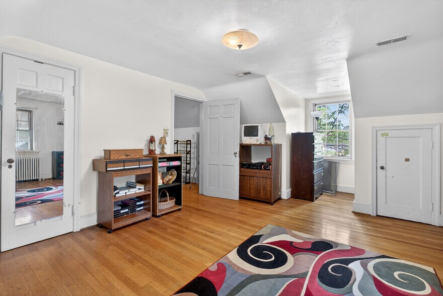 More Photos Of 2870 King William Ave, West Point Flex For Sale