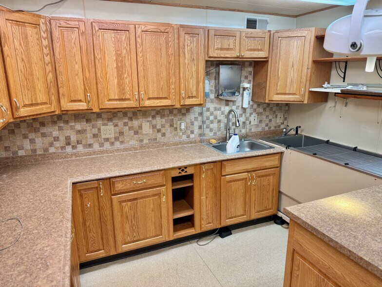 More Photos Of 1107 Lincoln Way E, Massillon Veterinarian Kennel For Sale
