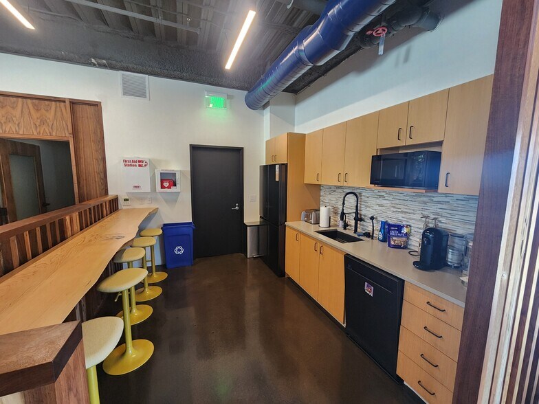 More Photos Of 275 W 3rd St, Vancouver Office Residential For Lease