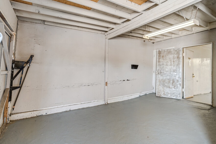 More Photos Of 8837 E Palmdale Blvd, Palmdale Research And Development For Sale