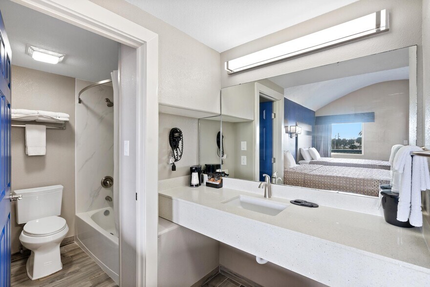 More Photos Of 1212 E Laurel St, Rockport Hotel For Sale