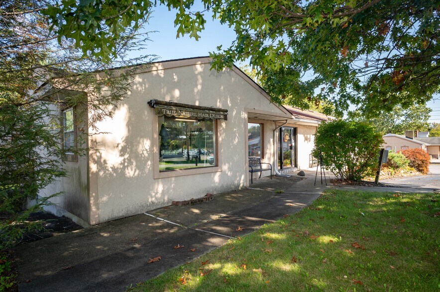 More Photos Of 56 N Plank Rd, Newburgh Freestanding For Sale