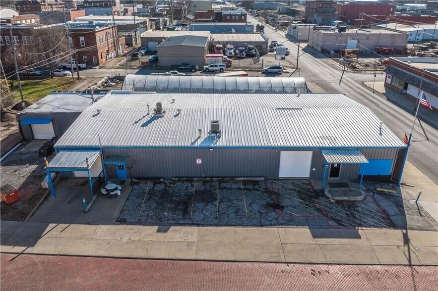 More Photos Of 701 S 8th St, Saint Joseph Light Distribution For Lease