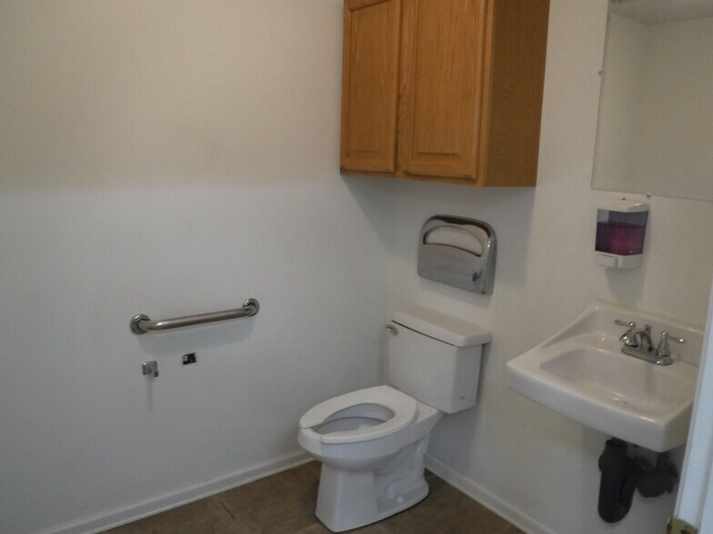 More Photos Of 310 Moore Ln, Collierville Warehouse For Lease