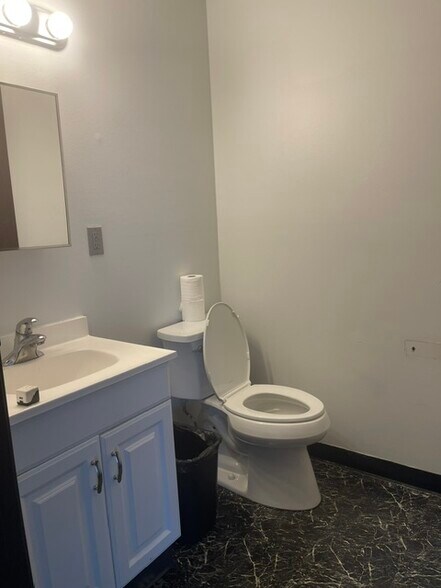 More Photos Of 21291 Hilltop St, Southfield Research And Development For Lease