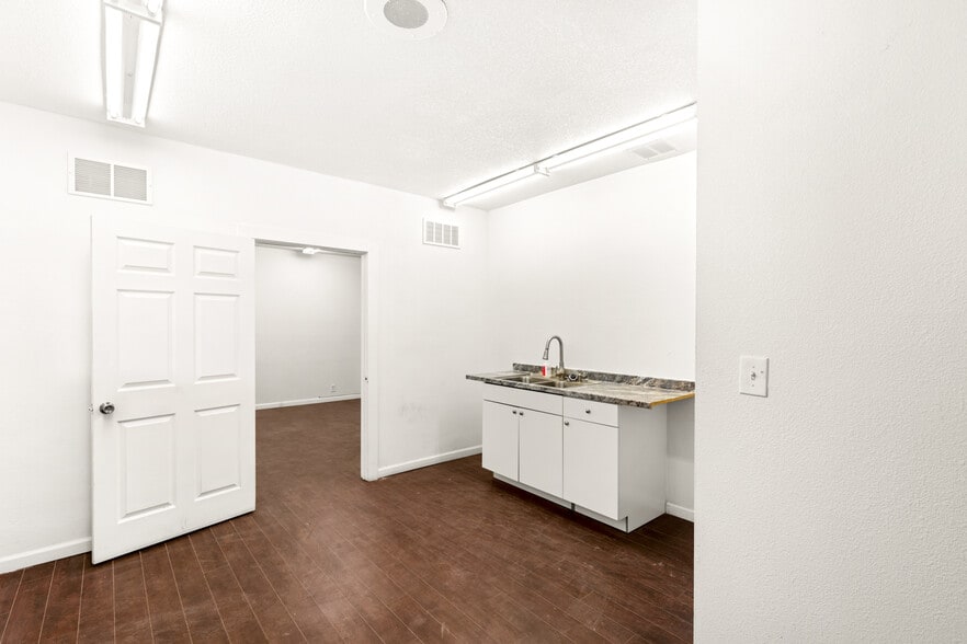 More Photos Of 830 E Sahara Ave, Las Vegas Office For Sale