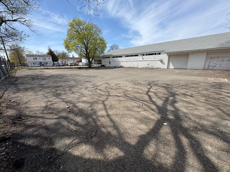 More Photos Of 1 Muller Ave, Norwalk Manufacturing For Lease