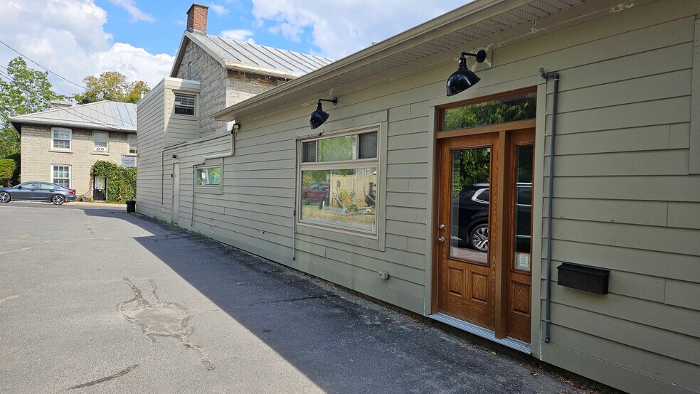 More Photos Of 658-662 King St W, Kingston General Retail For Lease